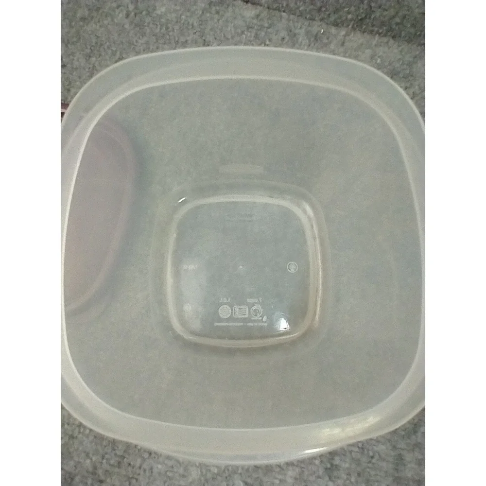 Rubbermaid TakeAlongs 7 Cup Square Food Storage Container with Red Purple Lids‎